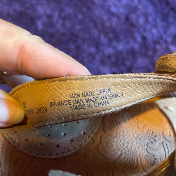 b.o.c. Women’s Gold Floral Sandals - Picture 4 of 5